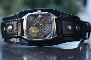 A bracelet for Men made up with clock mechanism by Decodeclic