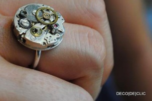Create your own jewelry from an old watch mechanism